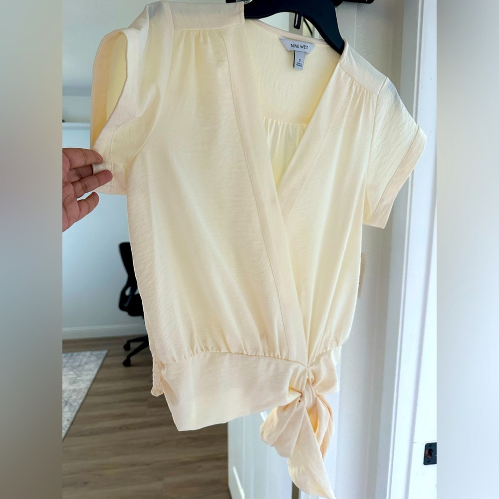 Lovely Nine West top/blouse in cream